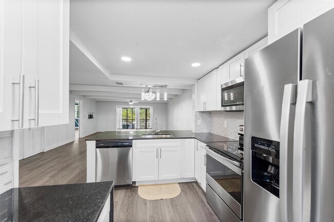 Building Photo - 10120 Boca Entrada Blvd