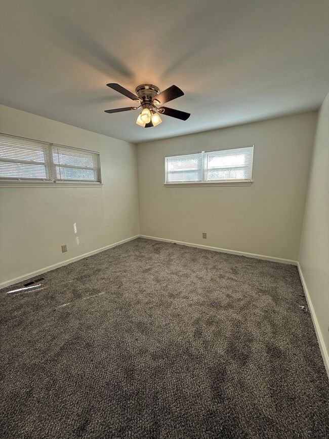 Building Photo - 4 Bedroom / 2 Bath Home