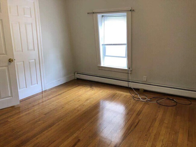 Building Photo - 132 Pitman St