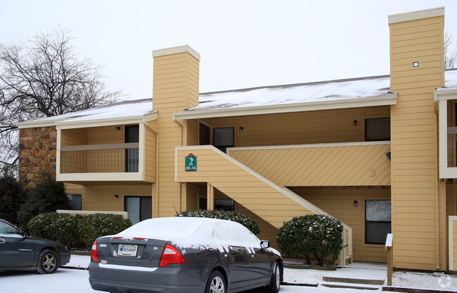 Building Photo - The Oaks Apartments