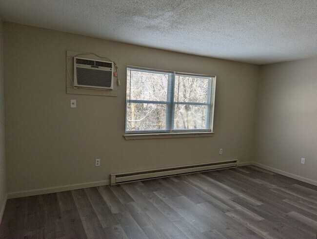 Building Photo - Main Level Renovated 2 Bedroom Apartment
