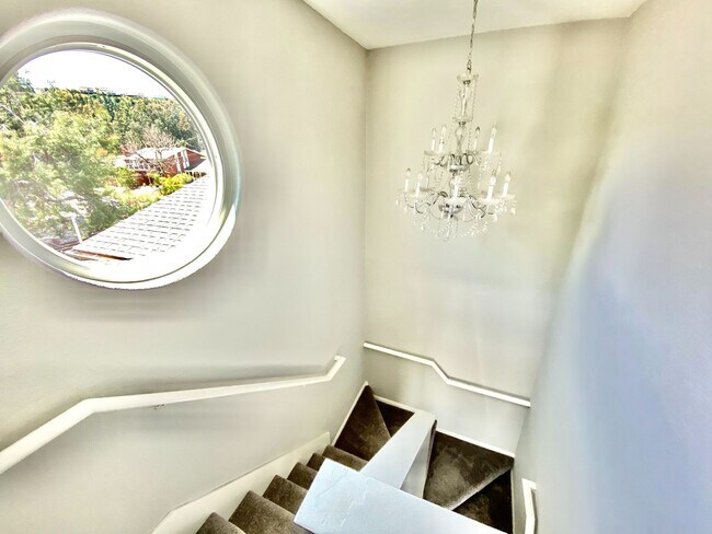 Building Photo - Large Fletcher Hills Home With 3 car Garag...