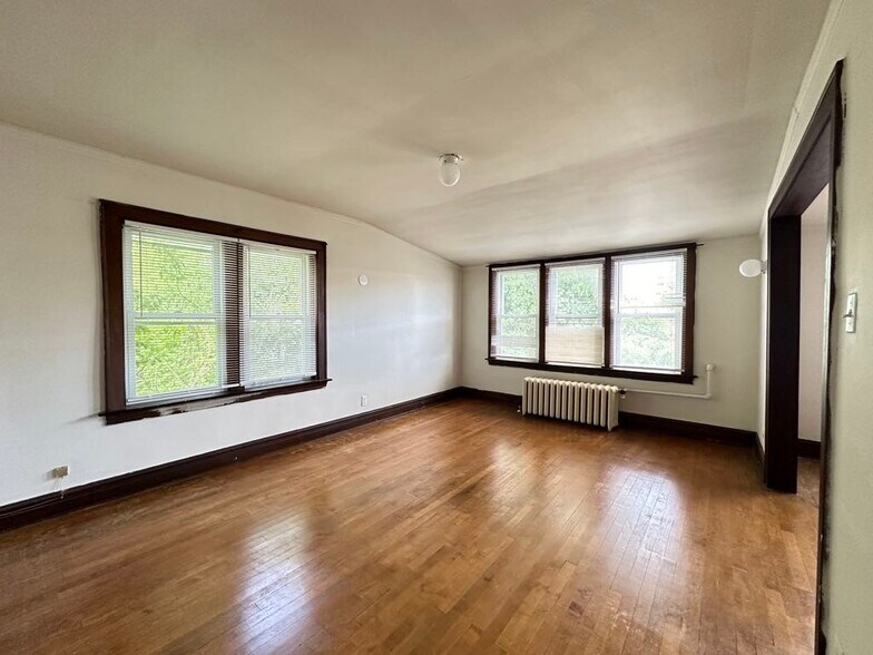 Building Photo - 701 Elm St