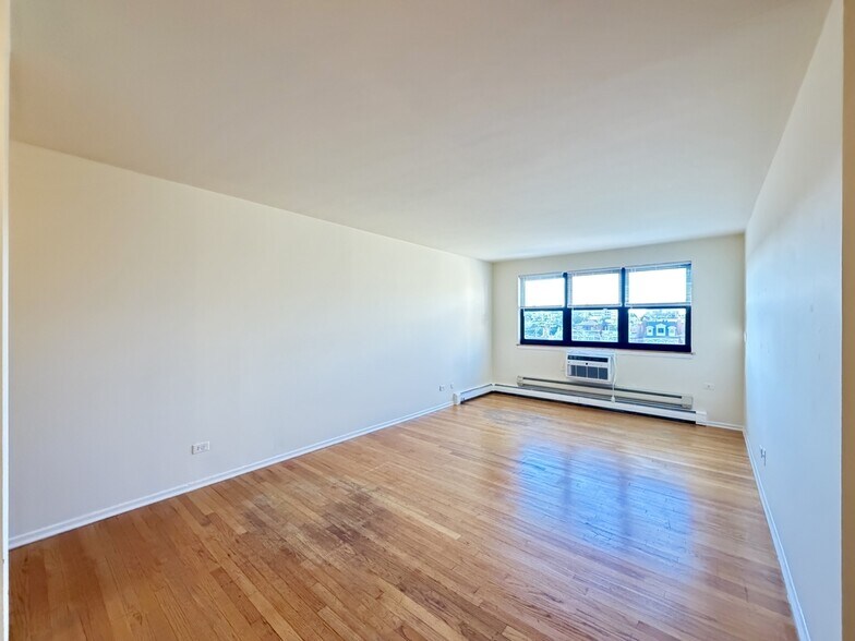 Building Photo - 675 W Wrightwood Ave