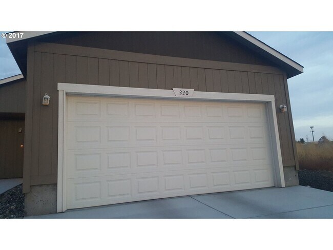 Building Photo - River View