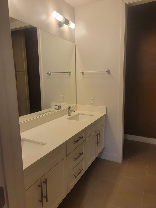 Building Photo - Resort Living in Midtown!!  Pool, Dog walk...