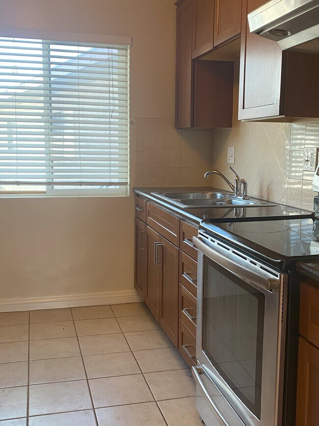 Building Photo - 567 S Wilton Pl