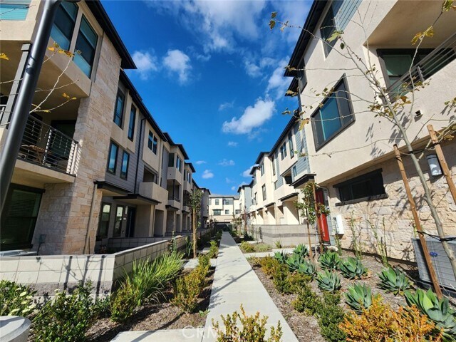 Building Photo - 2957 W Lincoln Ave