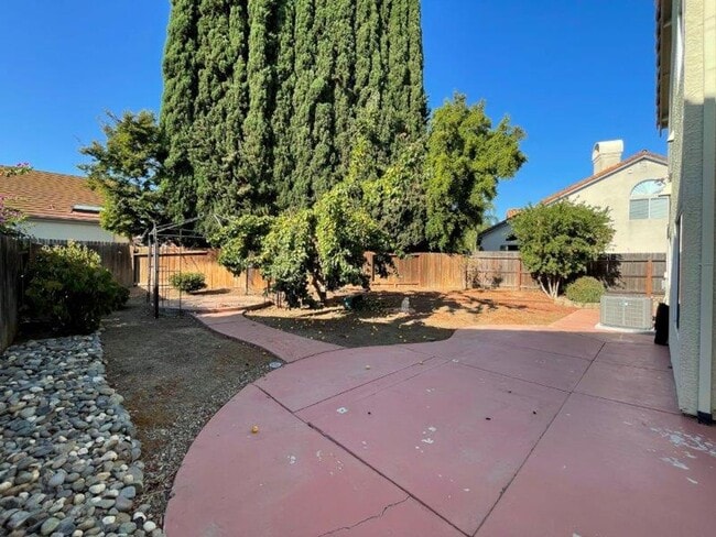 Building Photo - Large Open 4 Bedroom