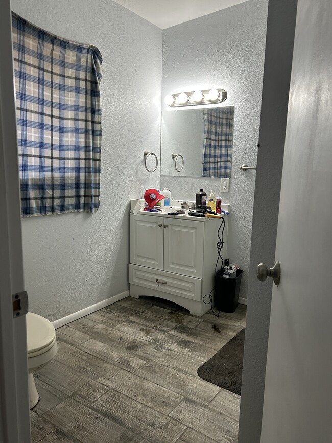 Full bath - 4234 E Western Dr