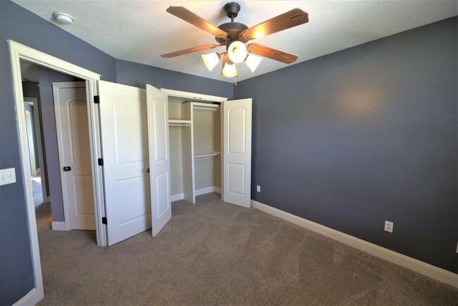 Building Photo - Charming Split Level in Ozark!