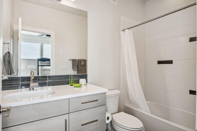 Building Photo - West Longmont 2BDR w/ Mountain Views