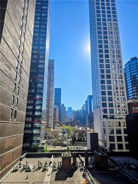 Building Photo - 240 E 55th St