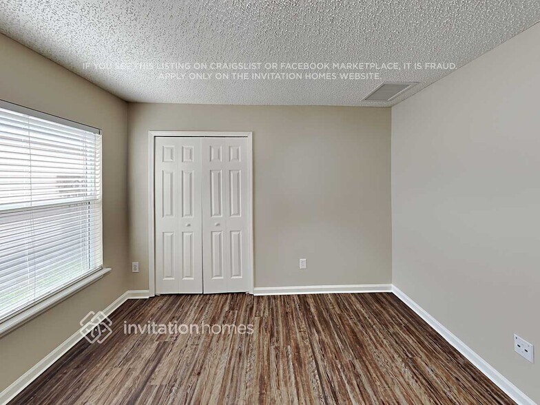 Building Photo - 1325 River City St