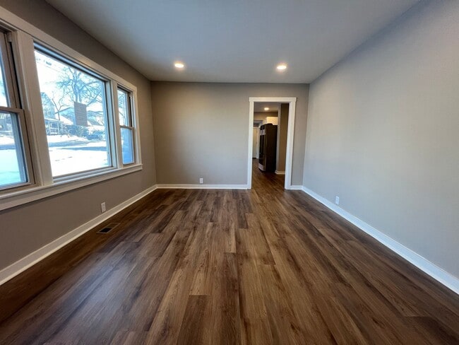 Building Photo - Remodeled Single Level 3 Bed, 2 Bath Home w/ 1 Car Garage