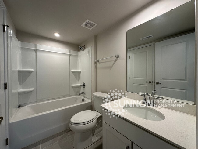Building Photo - Beautiful 4 Bed 3.5 Bath Townhome minutes ...