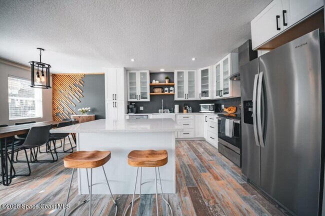 Building Photo - 208 Seminole Ave W