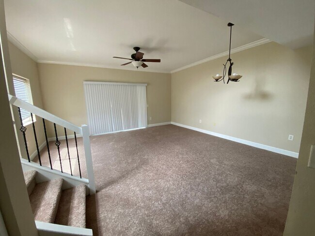 Building Photo - Beautiful Townhouse Style Apartment availa...