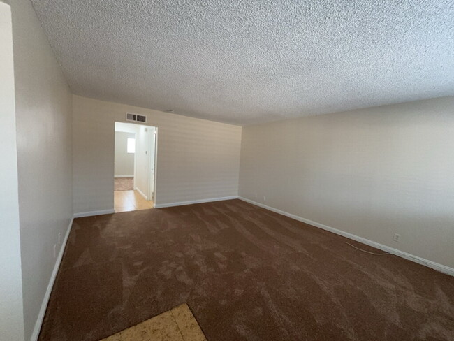 Building Photo - "Chic & Spacious 2-Bed Oasis in Prime Las ...