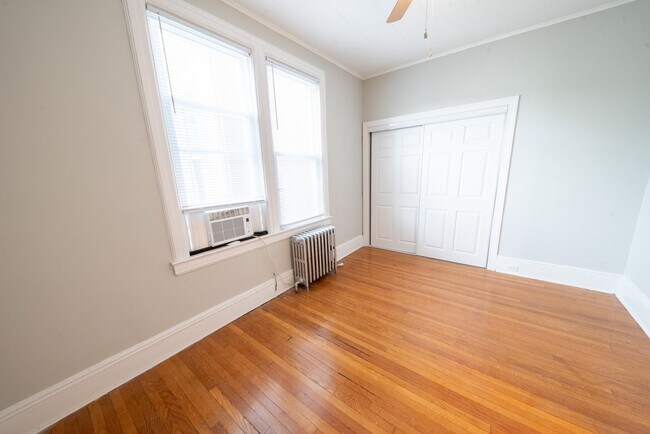 Building Photo - 128 Oak St