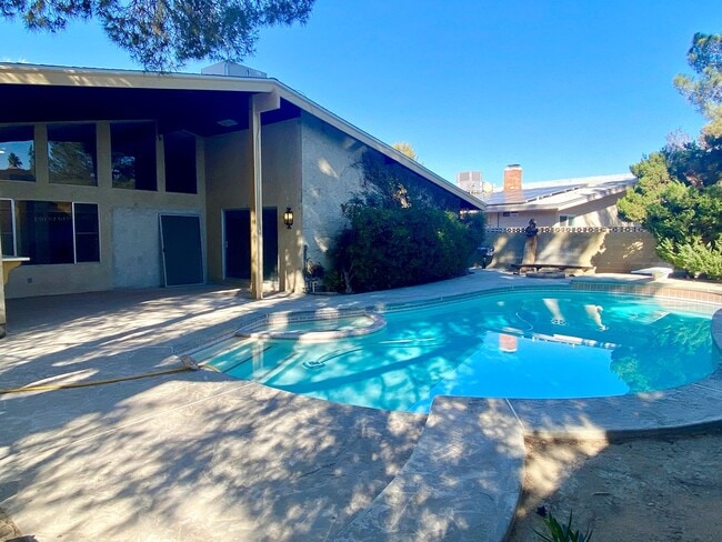 Building Photo - NORTHWEST POOL HOME Available in April!