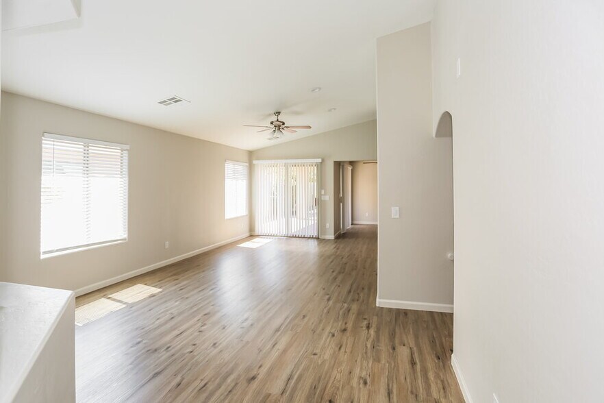 Building Photo - 7223 W Winslow Ave