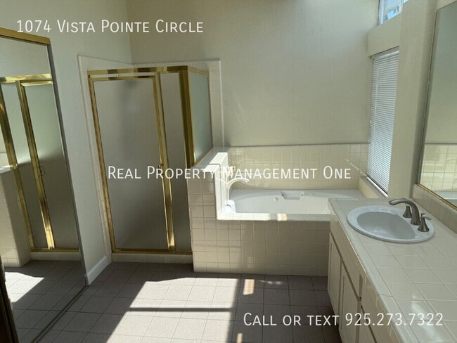 Building Photo - 1074 Vista Pointe Cir
