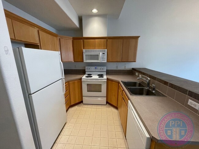 Building Photo - Sunnyside Townhome Close to Restaurants  &...