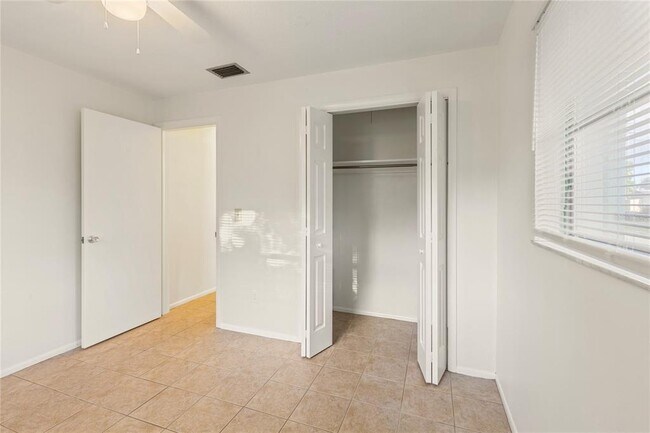 Building Photo - 1248 Lazy Lake Rd W