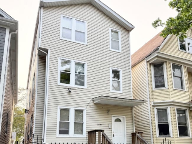 Primary Photo - 3238 N Whipple St