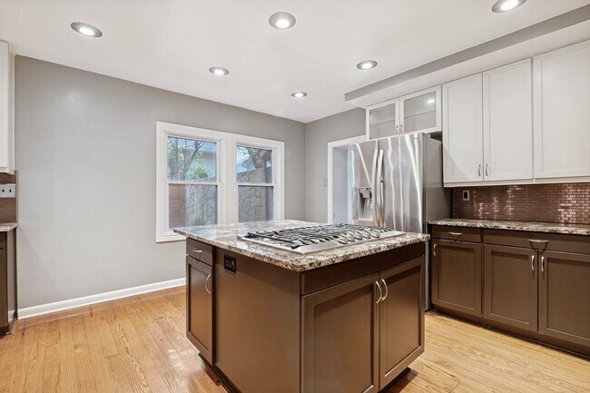 Building Photo - BEAUTIFUL 4-BEDROOM HOME IN ALAMO HEIGHTS