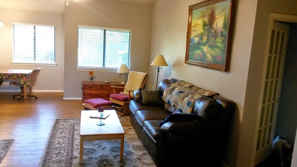 Building Photo - 3402 Meadowview Dr