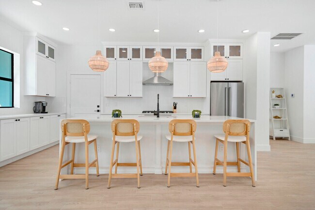 Building Photo - 1248 N Harbor Dr