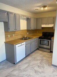 Building Photo - 2 Bed 1 Bath 1 Car Garage Duplex in Centra...