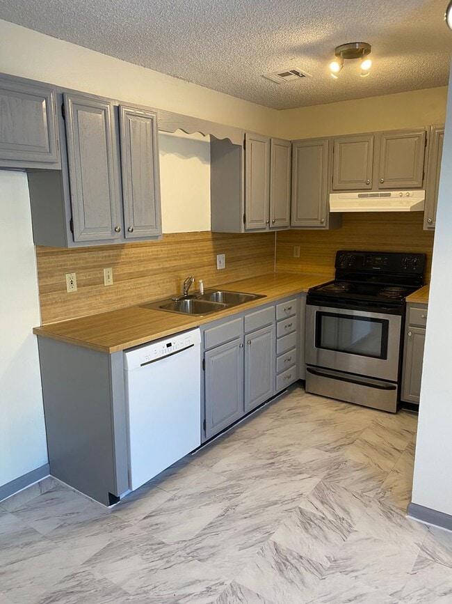 Primary Photo - 2 Bed 1 Bath 1 Car Garage Duplex in Centra...