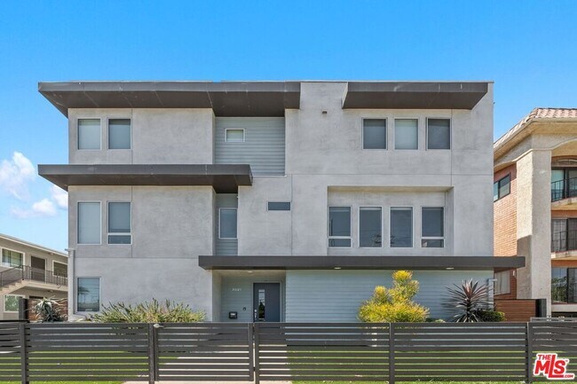 Building Photo - 3623 1/2 S Centinela Ave