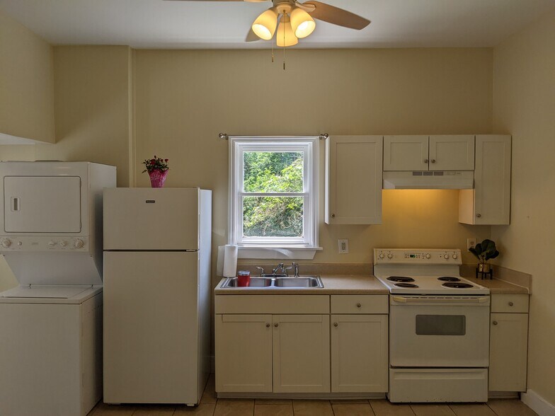 Bright, sunny white kitchen - 312 Bowen St