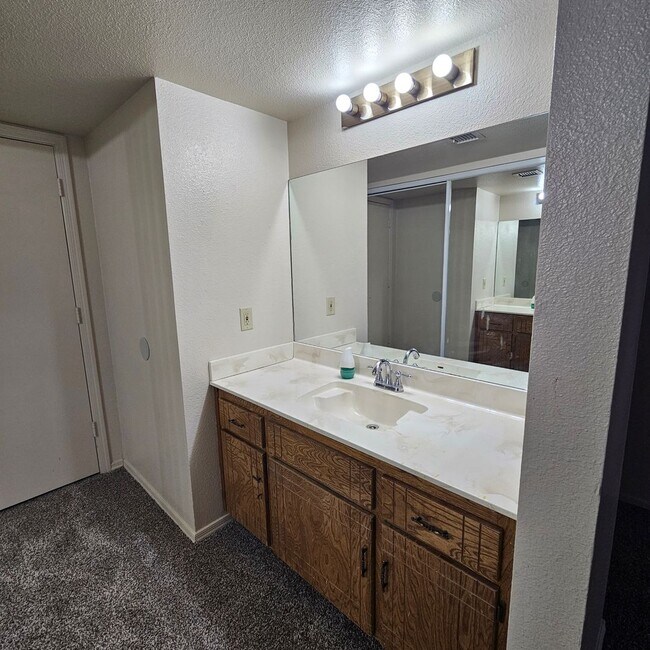 Building Photo - 3 bedroom corner unit for rent