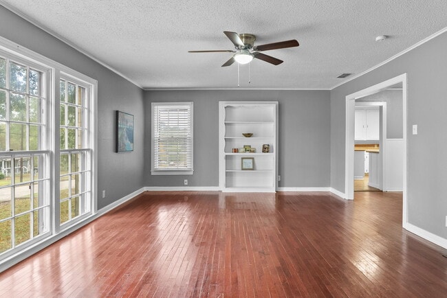 Building Photo - 901 N Azalea Dr