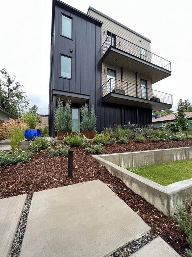 Building Photo - Modern 3 BD/2.5 BA, Superb Location, Internet/Cable and TVs Included! Available August 3rd!