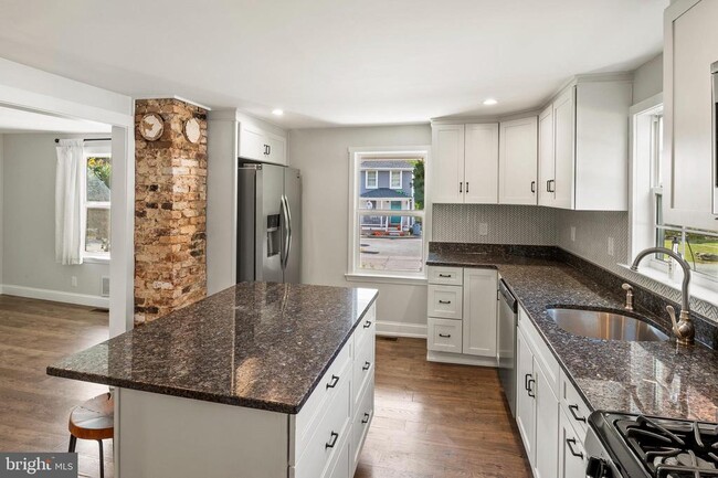 Building Photo - 2201 Alvin Ave