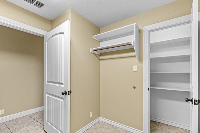 Building Photo - 5811 Oak Creek Drive