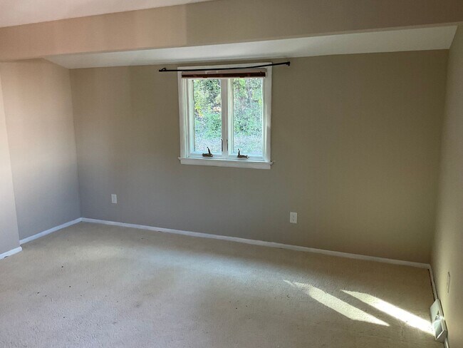 Building Photo - 4-Bedroom Home with 2 Full + 2 Half Baths ...