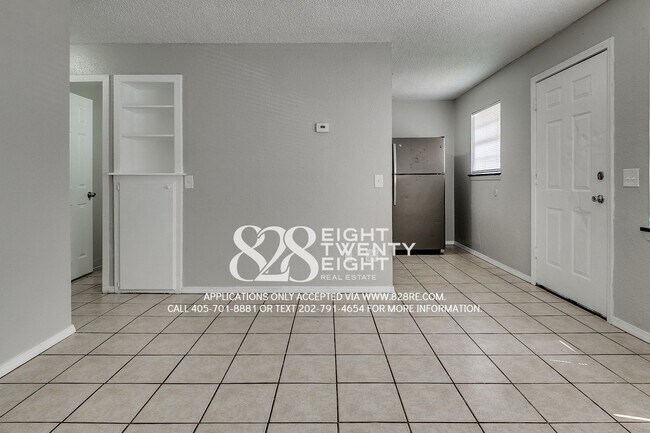 Building Photo - 2 Bed/1 Bath Triplex Home in Noble