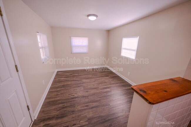 Building Photo - 10200 Tappan Dr