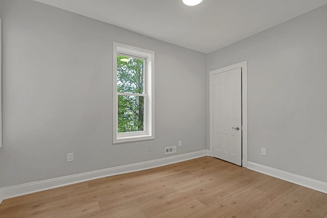 Building Photo - Freshly Renovated 4-Bedroom Home with Cent...