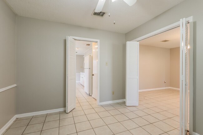 Building Photo - 222 Magic Oaks Dr