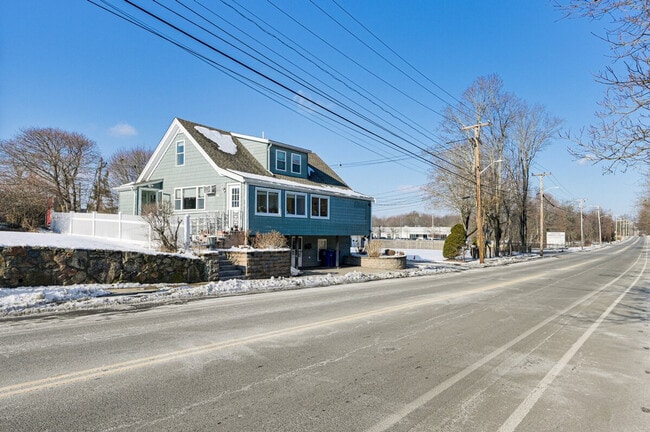 Building Photo - 815 Donata Rd