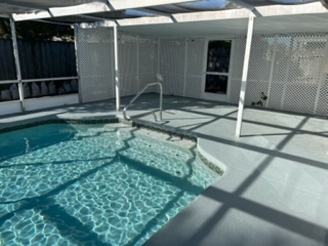 Building Photo - Beautiful 3 bedroom, 2 bath pool home in a...