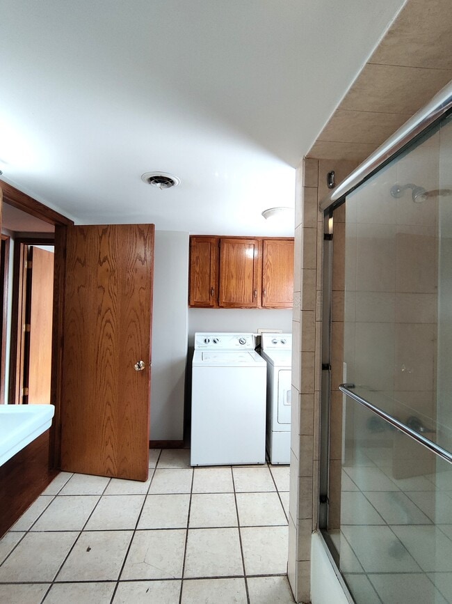 Building Photo - 220 E Pleasant St